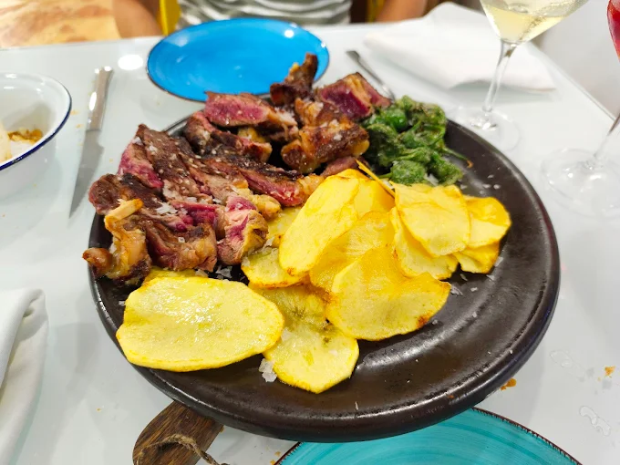 Entrecot con patatas y pimientos verdes del Restaurante El Hayedo de Sofía